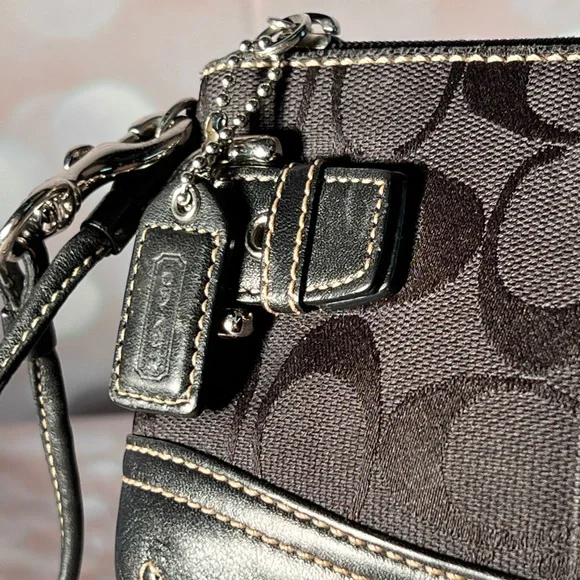 Coach wristlet. - Picture 5 of 7